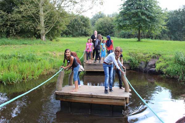 kinderen op een vlot in het water