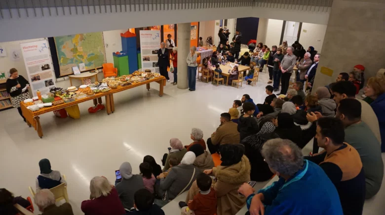 Gezellige sfeer met hapjes op Nieuwjaars-bijeenkomst in het Lichtruim. Foto: Frans Poot.